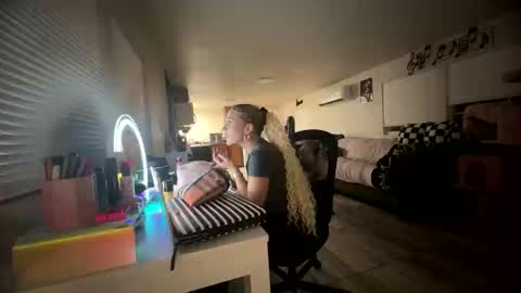 Snapshot of nymphomaticbaby chatting on 10.29.25 nymphomaticbaby online show from 10.29.25