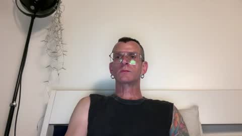 Snapshot of o_johnny_deep_o chatting on 07.05.26 Jonathan Deep online show from 07.05.26