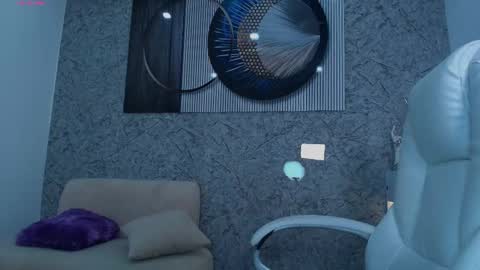 independent model online show from 10.21.25