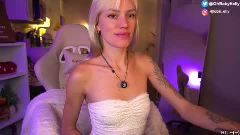 Snapshot of ohbabykelly chatting on 11.10.25 Kelly online show from 11.10.25