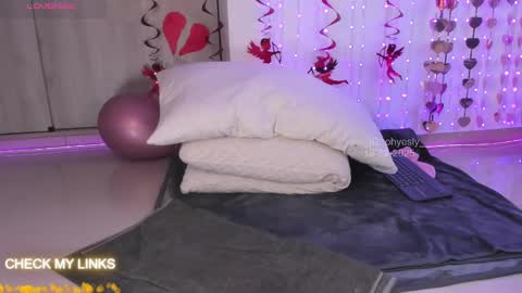 Snapshot of ohyesly_ chatting on 02.18.25 ohyesly_ online show from 02.18.25