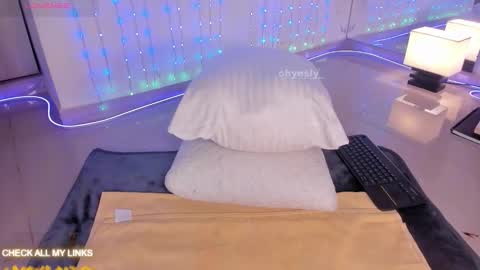 ohyesly_ online show from 11.06.25