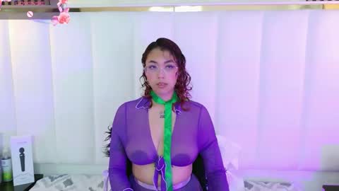 Snapshot of olivejoness_ chatting on 10.05.25 olive online show from 10.05.25