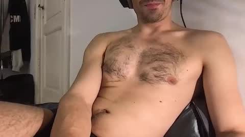 oliverbisbis1 online show from 10.16.25