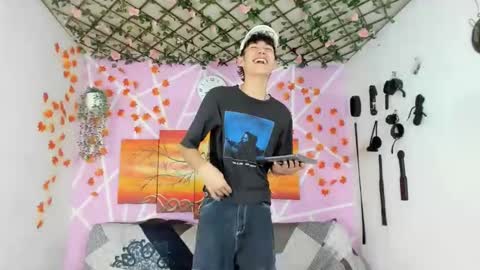 Snapshot of oliverhot_2005 chatting on 02.28.25 oliverhot_2005 online show from 02.28.25