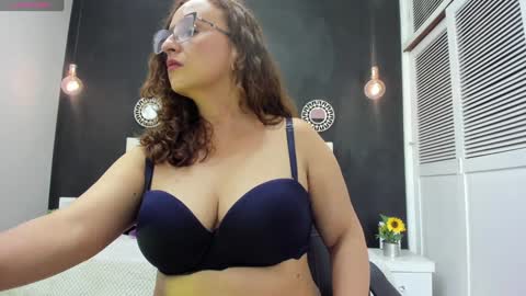 Snapshot of olivia_willd chatting on 12.24.24 olivia online show from 12.24.24