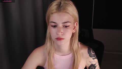 Snapshot of oliviademur chatting on 10.22.25 Olivia and Niko online show from 10.22.25