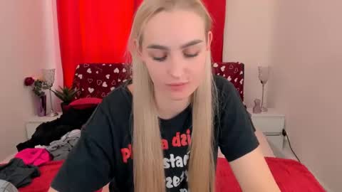 Snapshot of oliviahappy chatting on 12.02.24 oliviaBeauty online show from 12.02.24