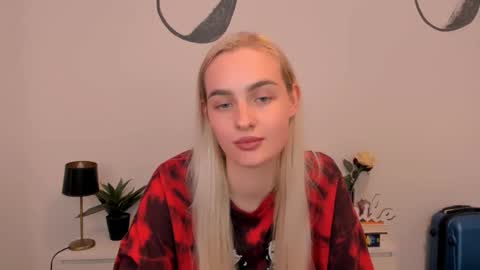 Snapshot of oliviahappy chatting on 10.03.25 oliviaBeauty online show from 10.03.25