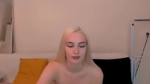 Snapshot of oliviahappy chatting on 10.22.25 oliviaBeauty online show from 10.22.25