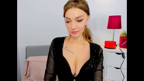 Snapshot of oliviawomen chatting on 01.08.25 OliviaWomen online show from 01.08.25