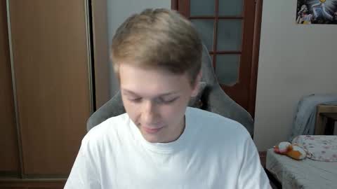 Snapshot of olvr_zoolander chatting on 10.11.25 Oliver and Mira online show from 10.11.25