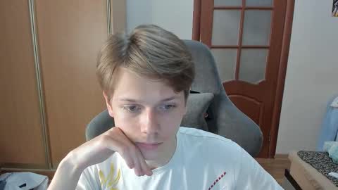 Snapshot of olvr_zoolander chatting on 12.17.25 Oliver and Mira online show from 12.17.25