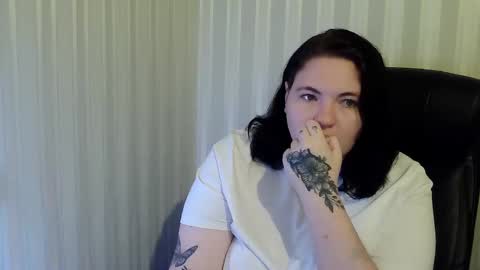 Snapshot of olyaandnetty chatting on 11.13.25 OlyaAndNetty online show from 11.13.25