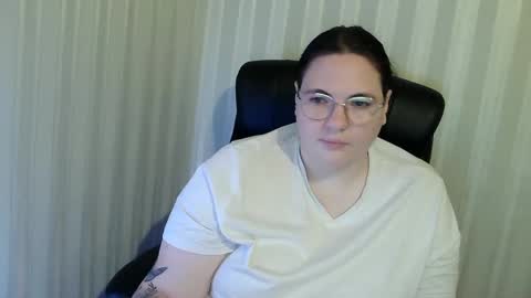 Snapshot of olyaandnetty chatting on 11.14.25 OlyaAndNetty online show from 11.14.25