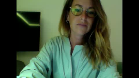 Snapshot of olyra11 chatting on 10.26.25 olyra11 online show from 10.26.25