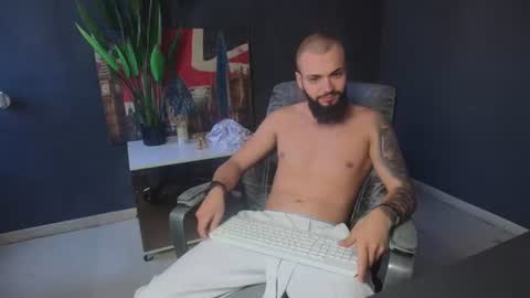 Snapshot of oscarwills chatting on 06.18.26 OscarWills online show from 06.18.26