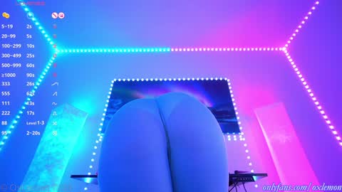 Snapshot of oxlemon chatting on 12.28.24 oxlemon online show from 12.28.24