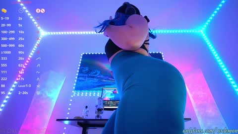 Snapshot of oxlemon chatting on 01.10.25 oxlemon online show from 01.10.25