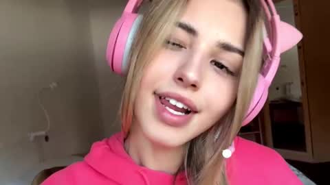 Snapshot of ozellagranville chatting on 02.01.26 Eva online show from 02.01.26