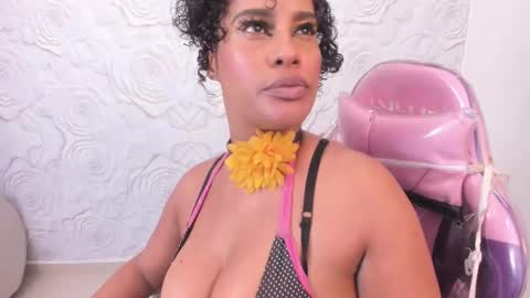 Snapshot of pamela_guzmaan_ chatting on 02.11.25 PAMELA online show from 02.11.25