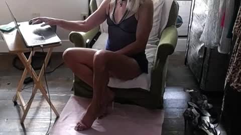 Snapshot of pammy_cd chatting on 10.04.25 Sluttie Pammy online show from 10.04.25