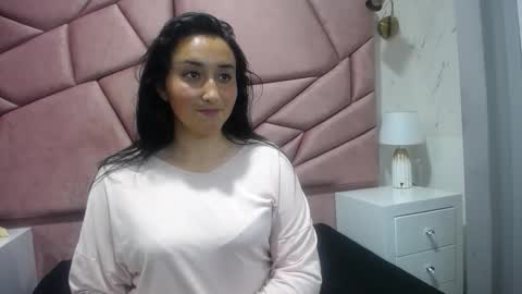 Snapshot of paris_love19 chatting on 11.22.25 kitty online show from 11.22.25