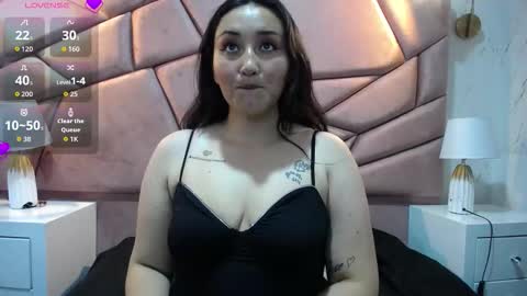 Snapshot of paris_love19 chatting on 12.16.25 kitty online show from 12.16.25