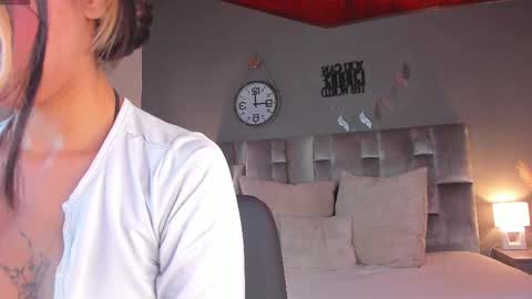 Snapshot of parisfox_ chatting on 02.10.25 PARIS online show from 02.10.25