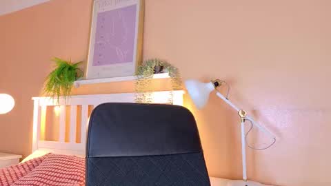 Snapshot of parisfox_ chatting on 10.27.25 PARIS online show from 10.27.25