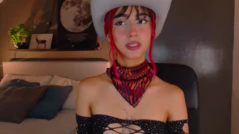 Snapshot of parisfox_ chatting on 10.28.25 PARIS online show from 10.28.25