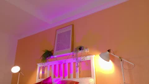 Snapshot of parisfox_ chatting on 12.16.25 PARIS online show from 12.16.25