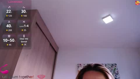 Snapshot of pariswlls chatting on 10.08.25 Paris online show from 10.08.25