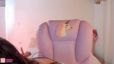 Snapshot of pau_cute chatting on 01.25.25 Sofa online show from 01.25.25