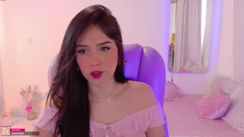 Snapshot of pau_cute chatting on 10.11.25 Sofa online show from 10.11.25