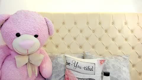 Snapshot of paula_amira chatting on 04.12.26 Pau online show from 04.12.26