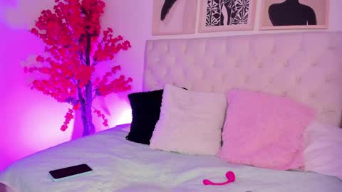 paula_hills_ online show from 04.16.26