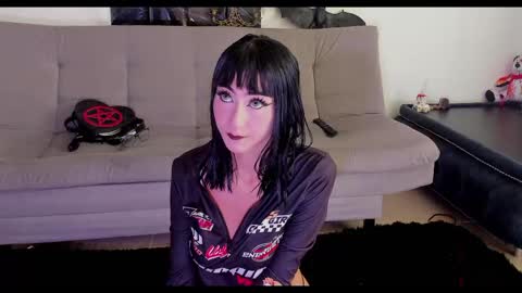 Snapshot of pauline_rouge chatting on 10.04.25 Pauline online show from 10.04.25
