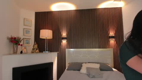 Snapshot of paulyss chatting on 04.13.26 Paulys online show from 04.13.26