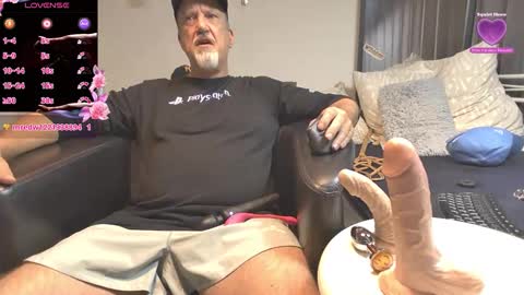 Snapshot of peacetous chatting on 11.08.25 Marc online show from 11.08.25