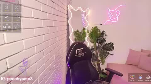 Snapshot of peachy_tay chatting on 11.25.25 peachy_tay online show from 11.25.25