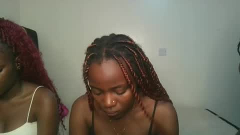 Snapshot of pearl_velvet chatting on 11.09.25 vel online show from 11.09.25