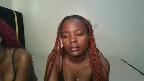 Snapshot of pearl_velvet chatting on 11.10.25 vel online show from 11.10.25