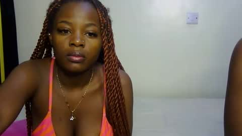 Snapshot of pearl_velvet chatting on 11.23.25 vel online show from 11.23.25