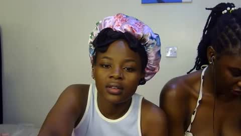 Snapshot of pearl_velvet chatting on 11.29.25 vel online show from 11.29.25