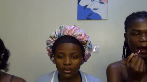 Snapshot of pearl_velvet chatting on 12.01.25 vel online show from 12.01.25