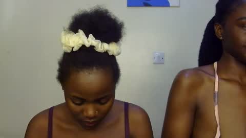 Snapshot of pearl_velvet chatting on 12.04.25 vel online show from 12.04.25