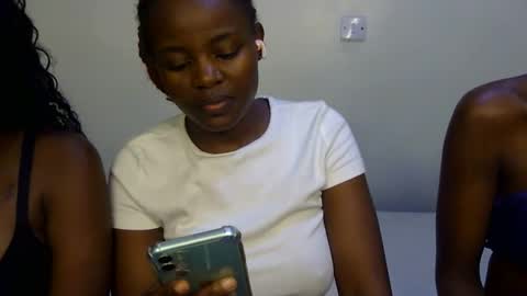 Snapshot of pearl_velvet chatting on 12.19.25 vel online show from 12.19.25