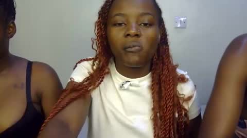 Snapshot of pearl_velvet chatting on 12.20.25 vel online show from 12.20.25