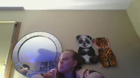 Snapshot of pearlysapphire chatting on 10.28.25 pearlysapphire online show from 10.28.25